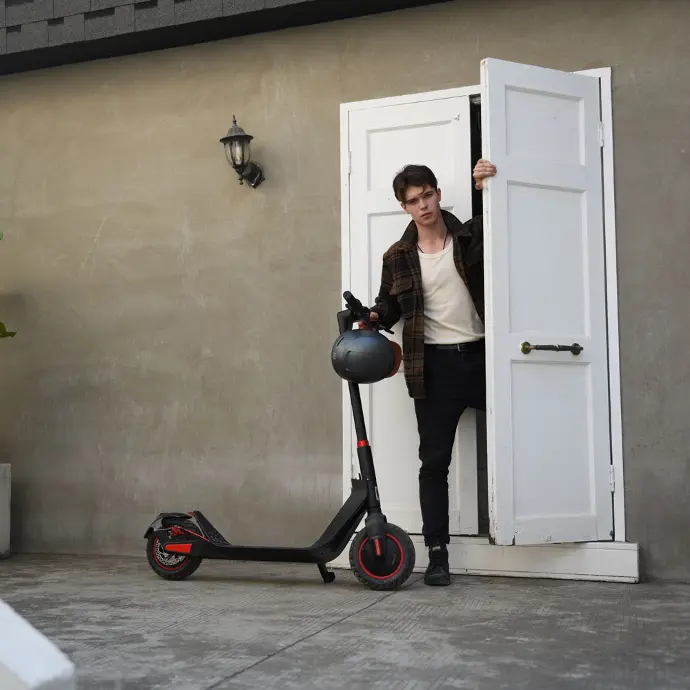 saliendo de casa en scooter